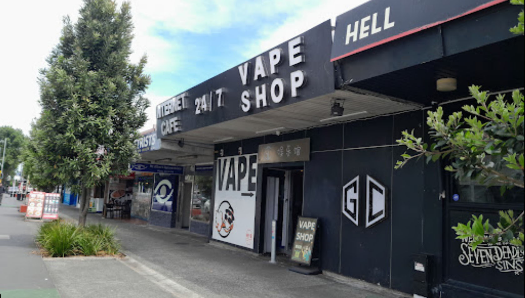 Mount Albert vape shop robbery leaves Good Samaritan bleeding after crowbar  attack - NZ Herald
