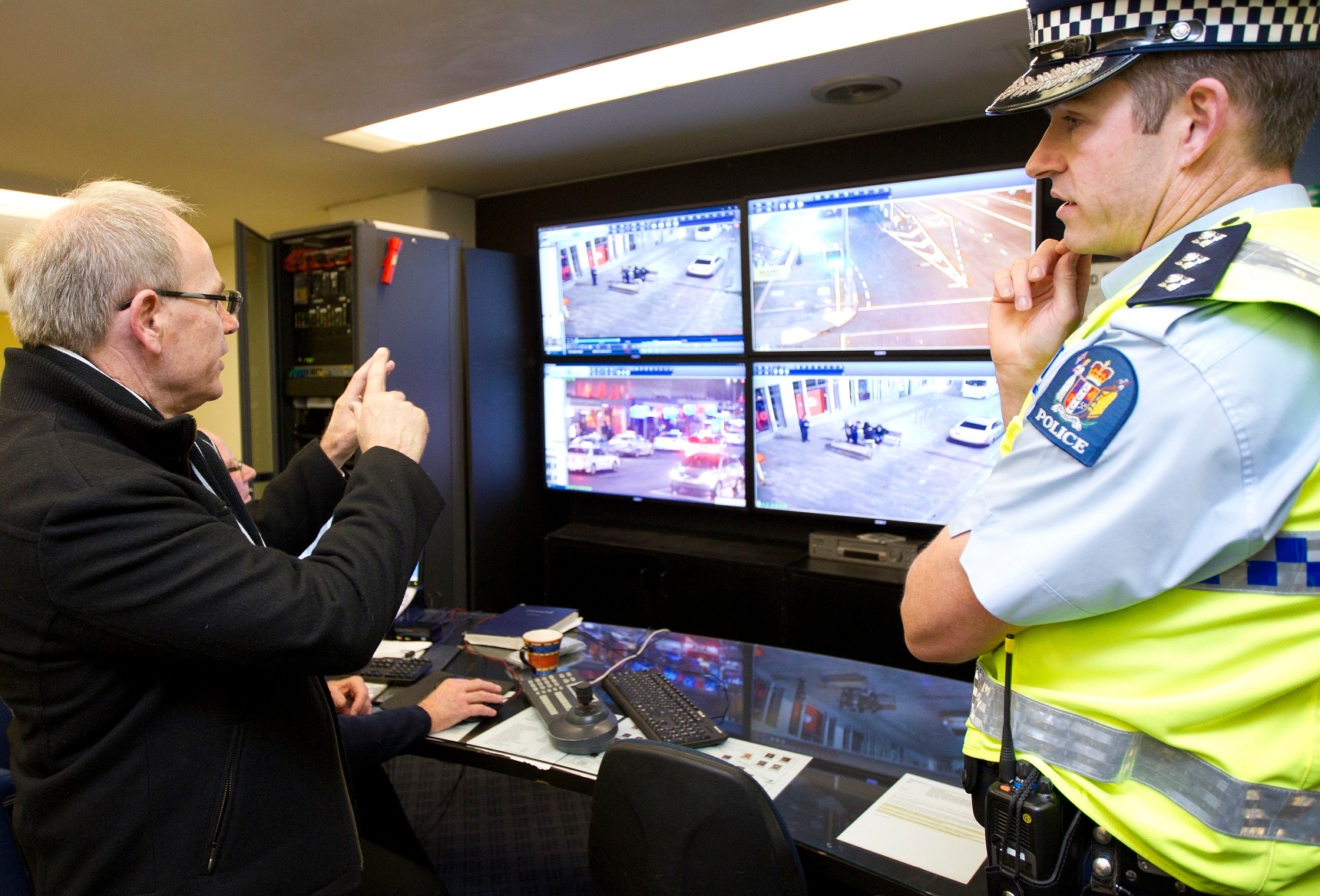 Andrew Coster, as the area commander for Auckland City, with then Auckland Mayor Len Brown looking at CCTV and discussing alcohol bylaws. Photo / Sarah Ivey