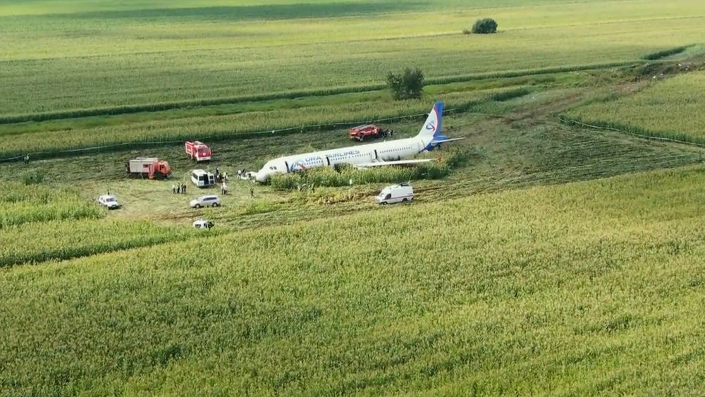 Russian hero pilot lands passenger plane in cornfield - NZ Herald