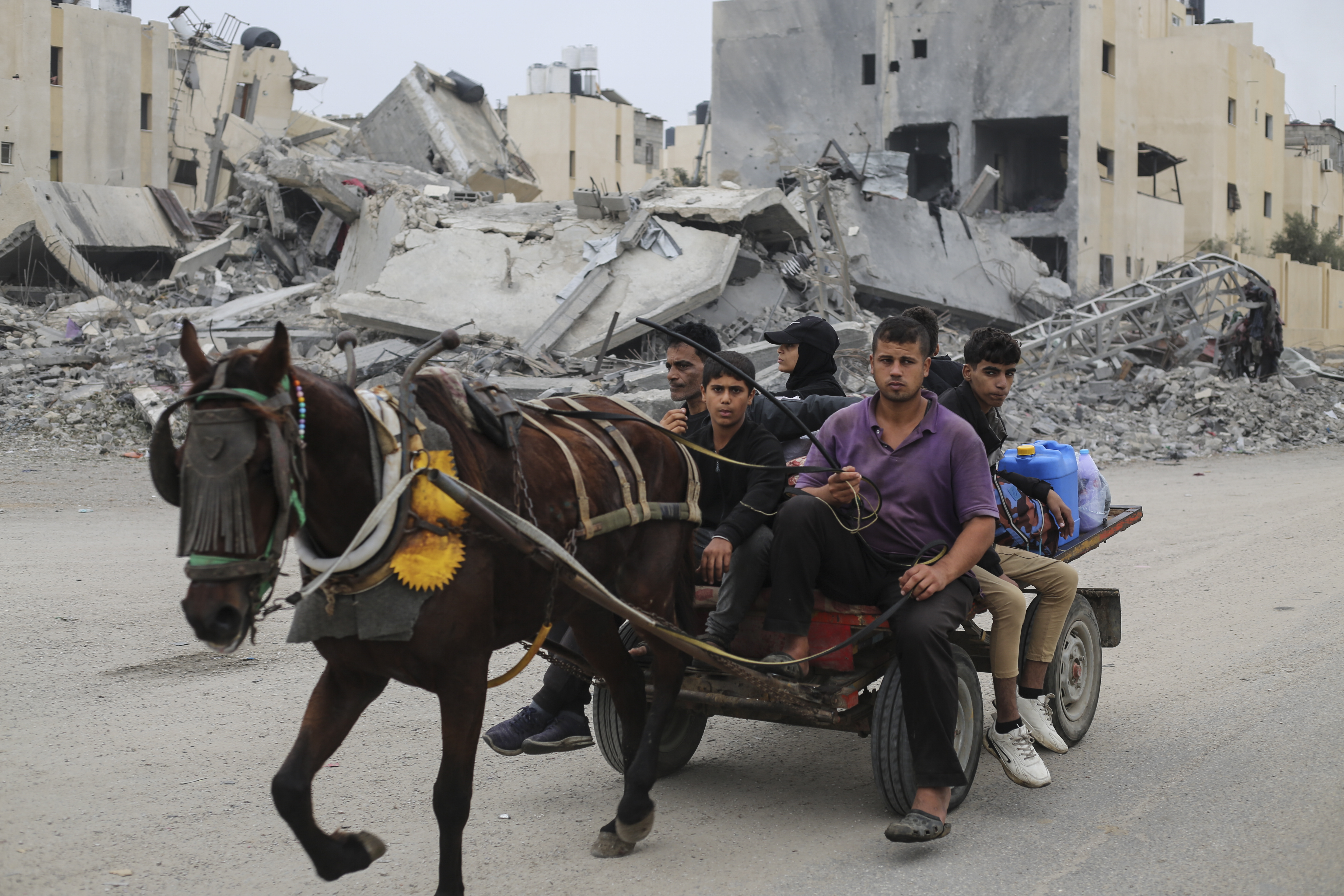 Palestinians fleeing the Israeli ground offensive arrive in Rafah, Gaza Strip. Photo / AP