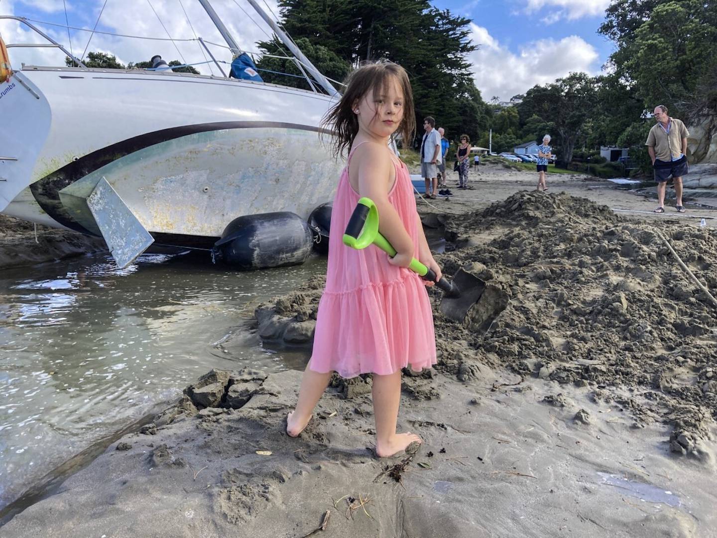 Locals work to dig yacht 