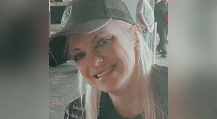 Hollywood star Anna Faris stopped for selfies with fans at Wellington Airport while in the country for the filming of movie I, Object.