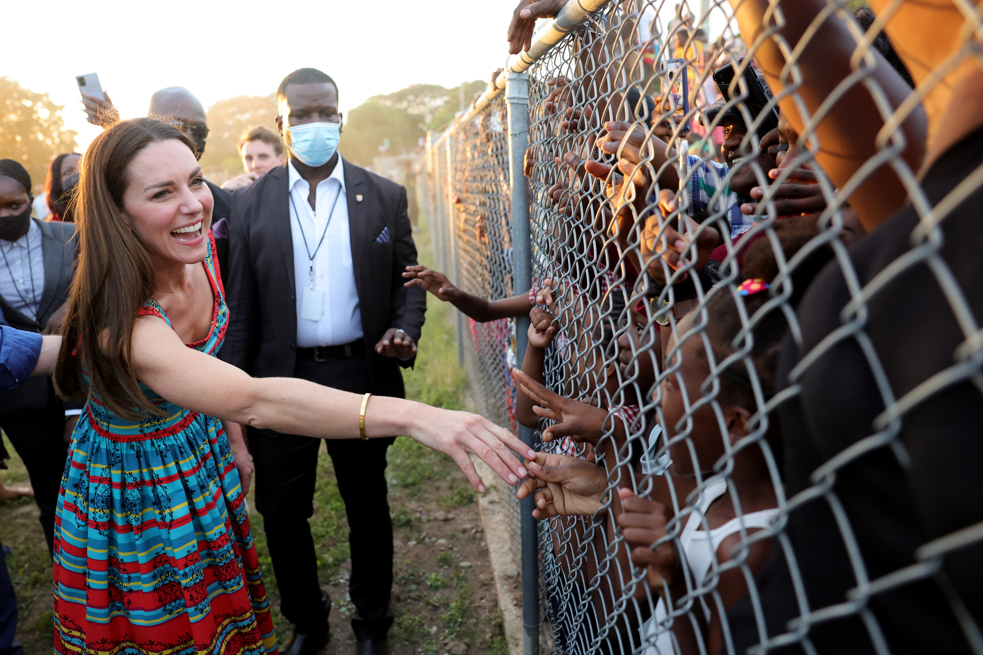 Daniela Elser: Kate Middleton shaking hands with fenced off kids is an  abysmal look - NZ Herald