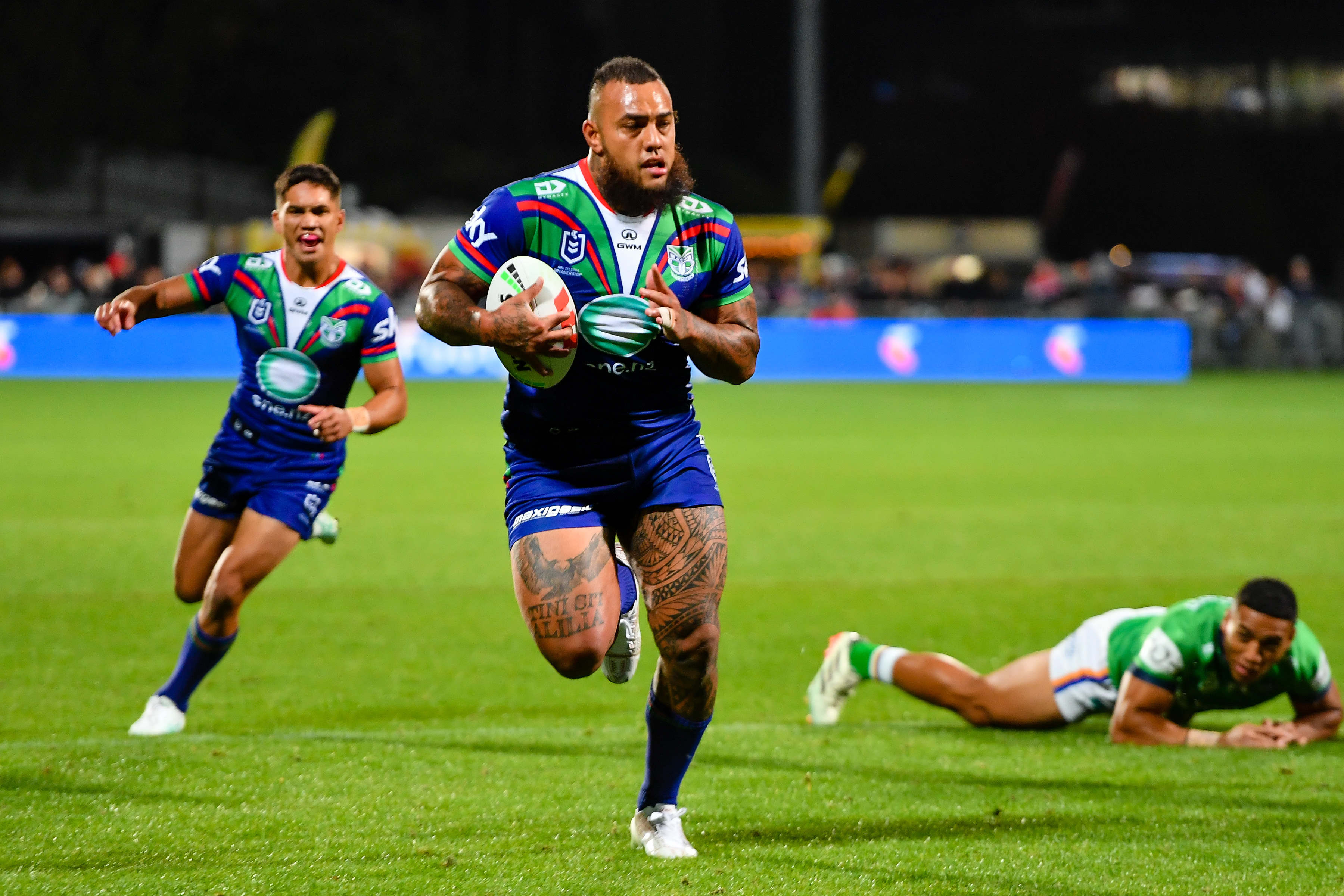 Addin Fonua-Blake of the Warriors scores a try against the Raiders. Photo / Photosport