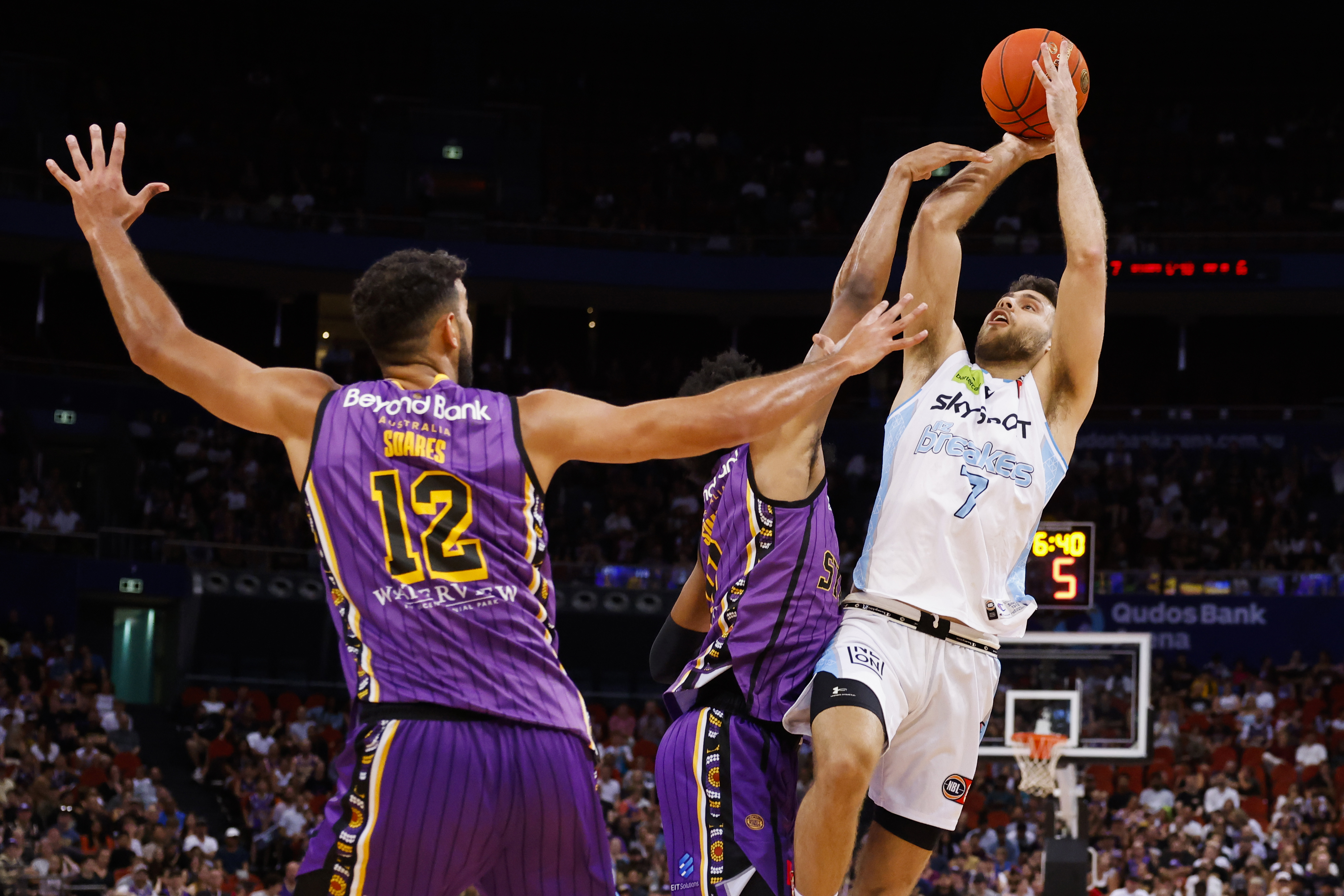 NBL grand final New Zealand Breakers steal game one against Sydney Kings