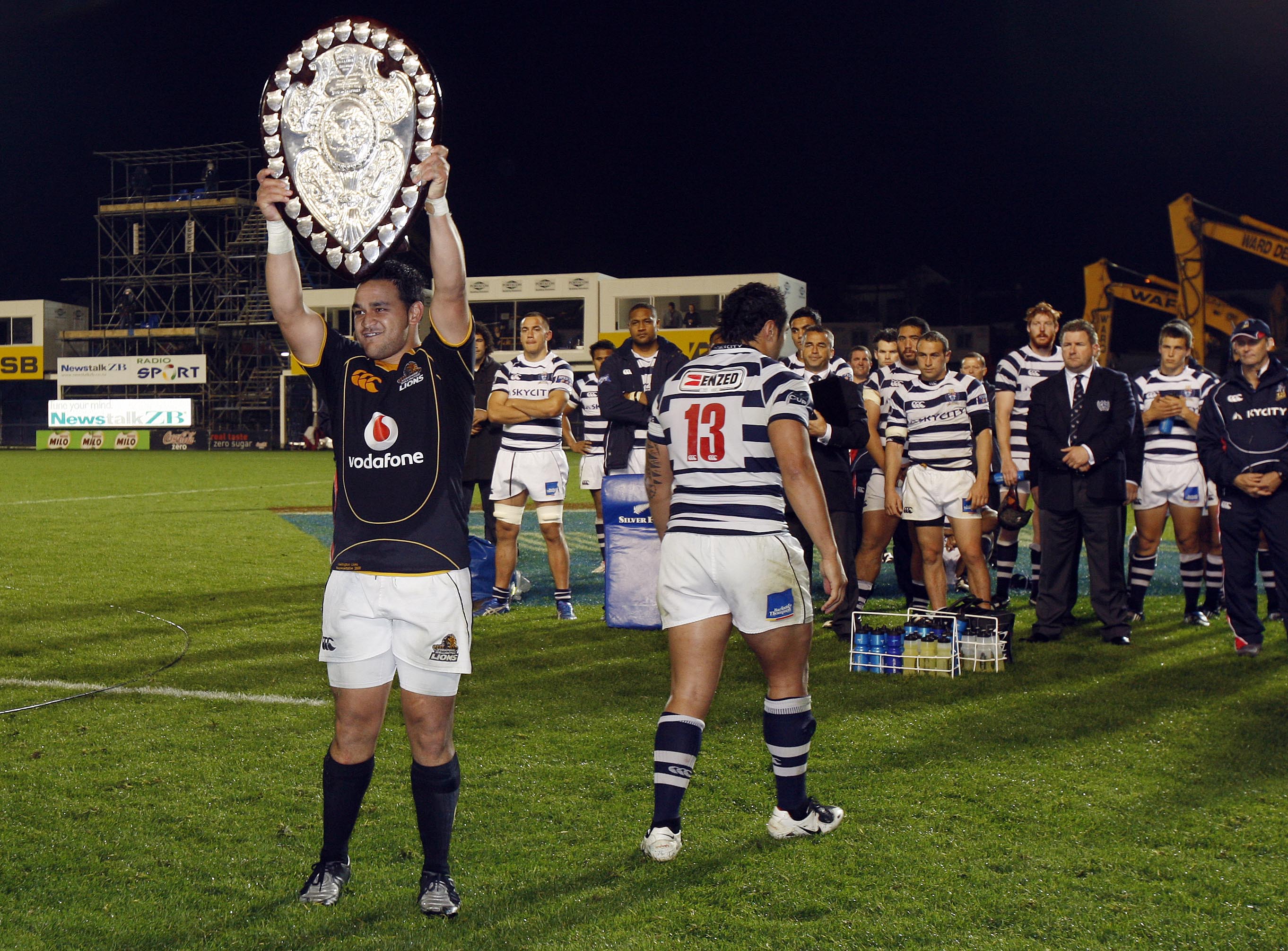 Wellington captain Piri Weepu is handed the shield by Auckland captain Ben Atiga in 2008. Auckland haven't held the Shield since. Photo / Photosport