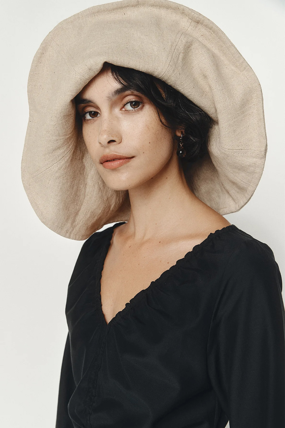 Throw shade with this protective Marle hat made from a cotton-hemp-linen cloth.