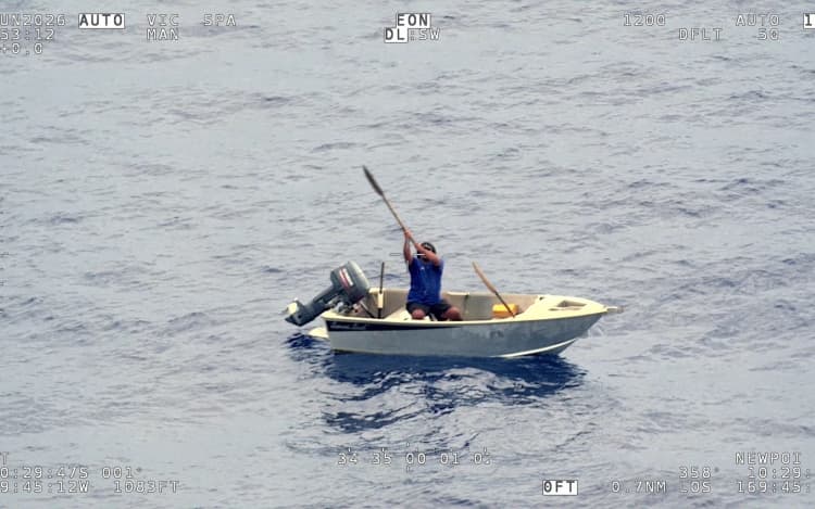 Apiuta waves his oar.