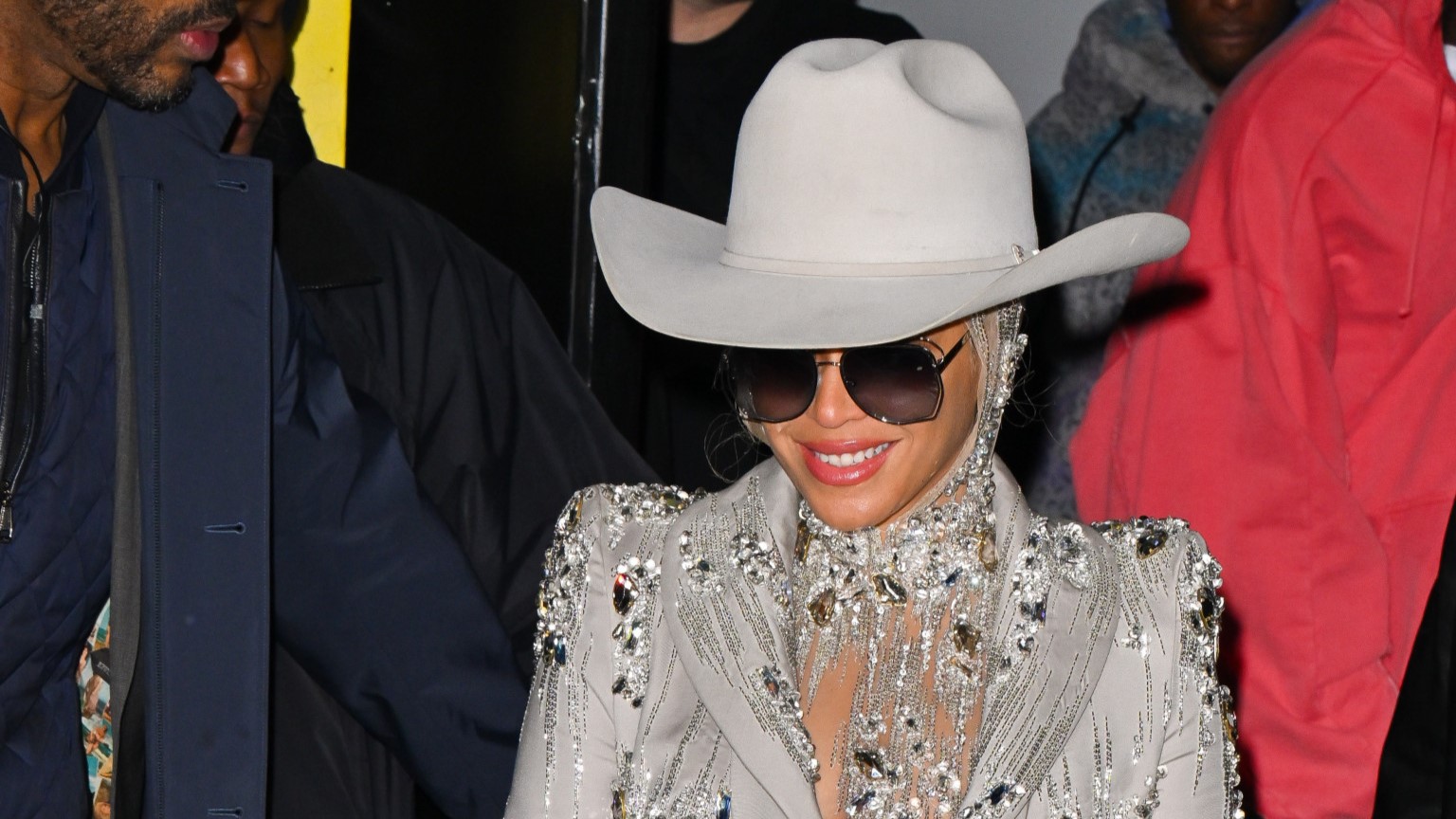 Beyoncé Makes History as “Texas Hold 'Em” Tops Billboard's Hot Country  Songs Chart