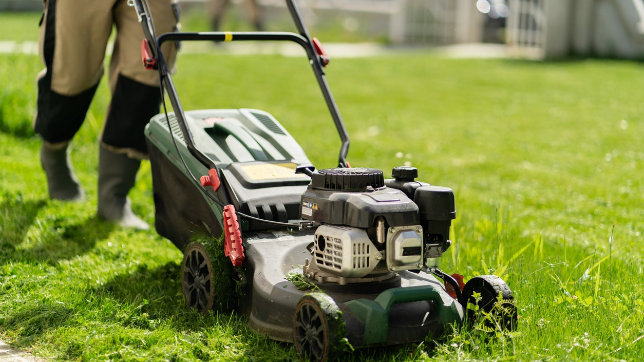 Lawn mowing. (File photo)