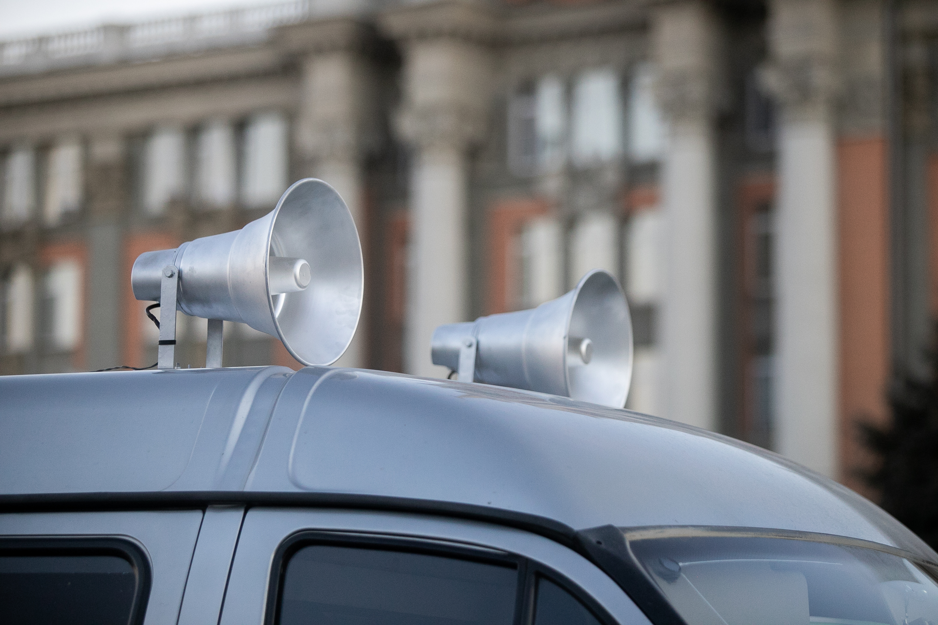 Image of a loudpseaker on the roof of a car