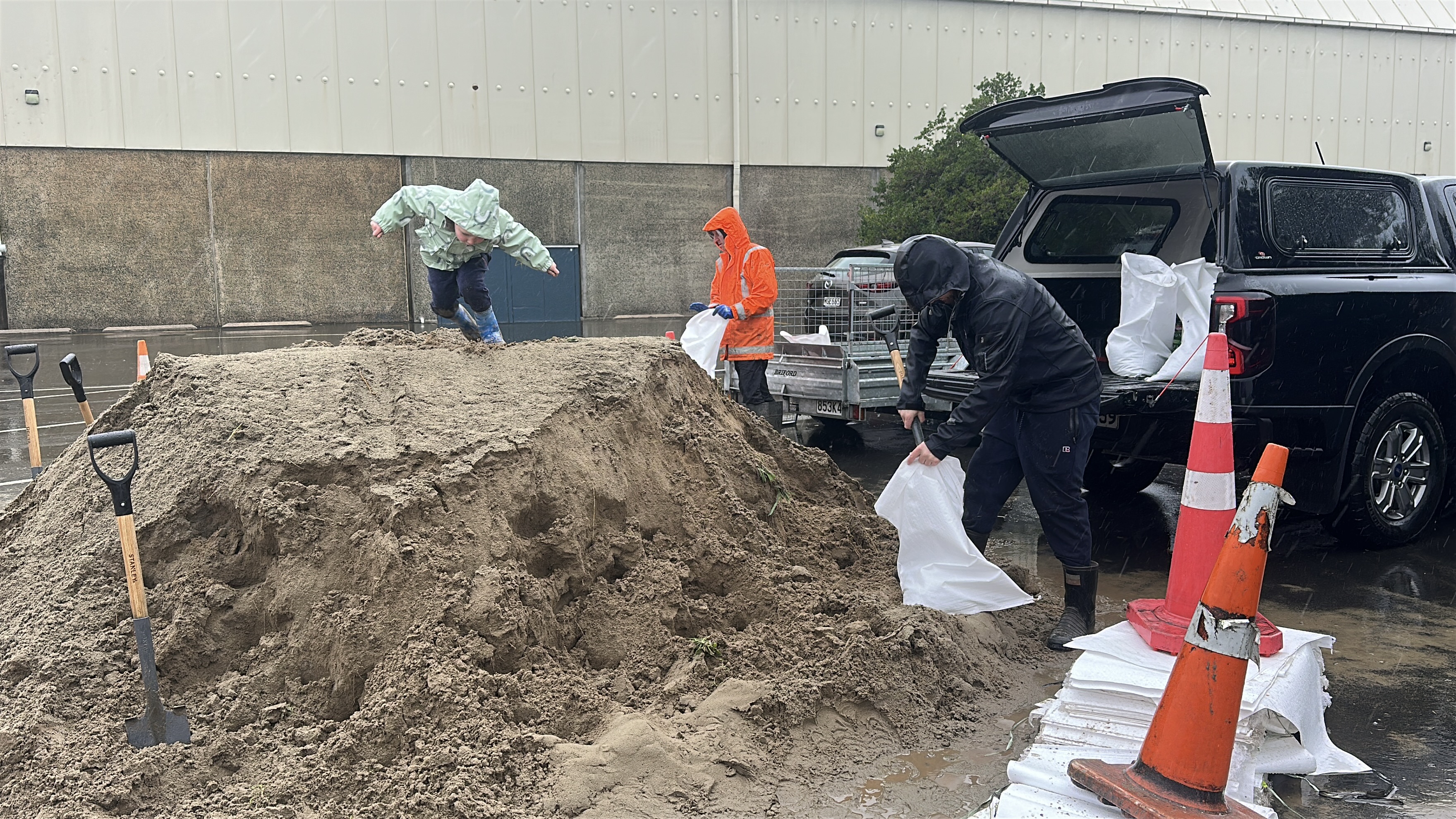 Sandbagging stations had been opened in Dunedin. Source: 1News / Sam Olley