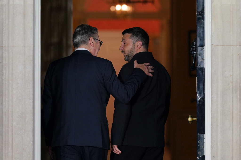 Britain's Prime Minister, Keir Starmer, left gestures to the President of Ukraine, Volodymyr Zelenskyy as they step inside 10 Downing Street ahead of a meeting with the leaders of France and Germany in London, Sunday, June 7, 2026.