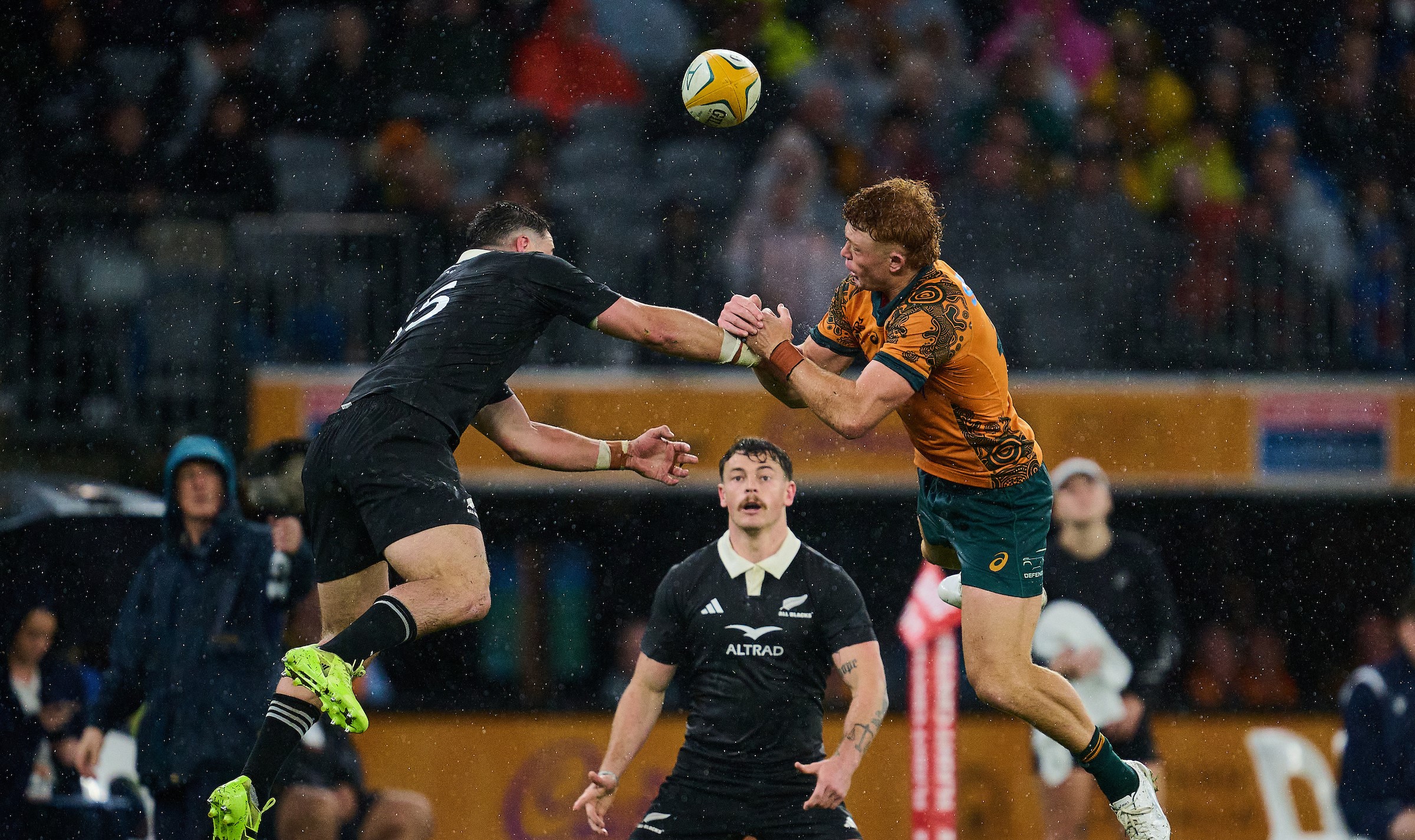 Will Jordan and Tane Edmed compete for the ball as the rain comes down in Perth.