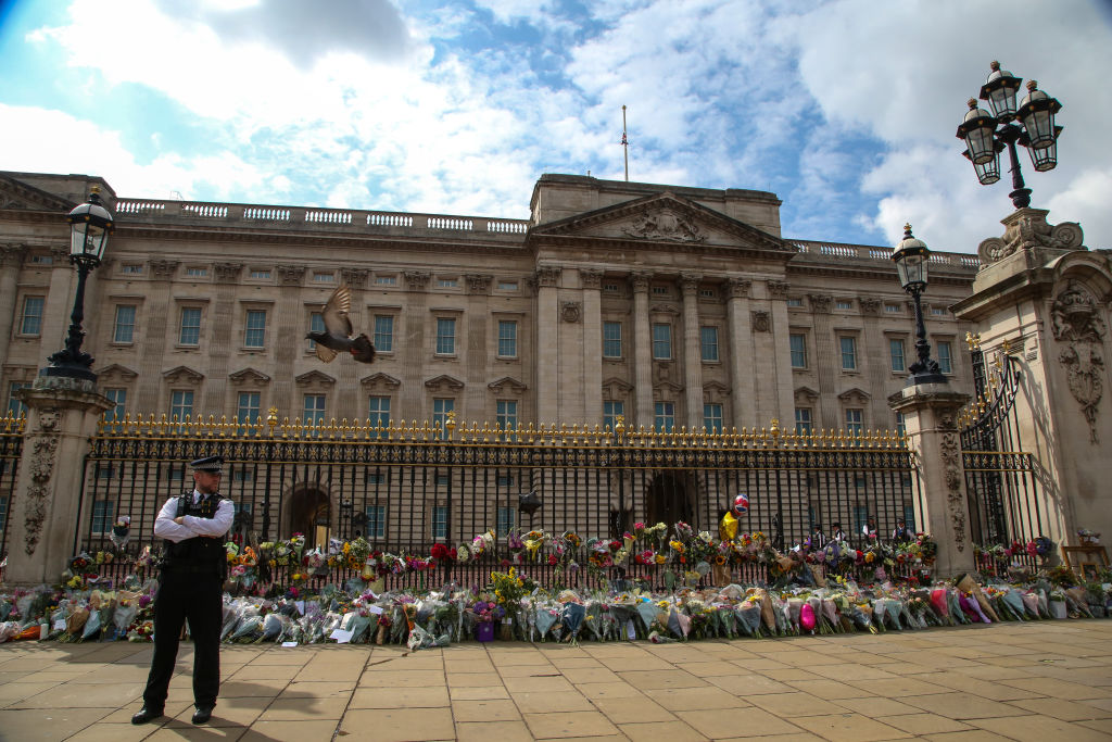  Flowers and messages left outside Buckingham Palace by well-wishers on September 09, 2022.