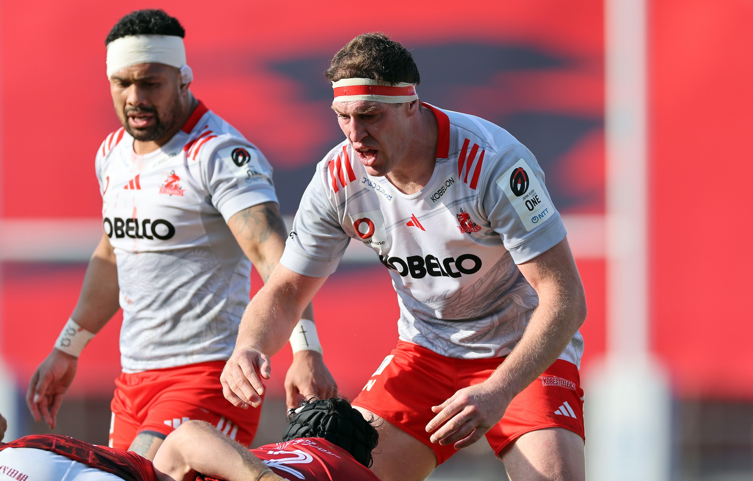 Former All Blacks lock Brodie Retallick, right, plays alongside Ardie Savea at Kobe Steelers.
