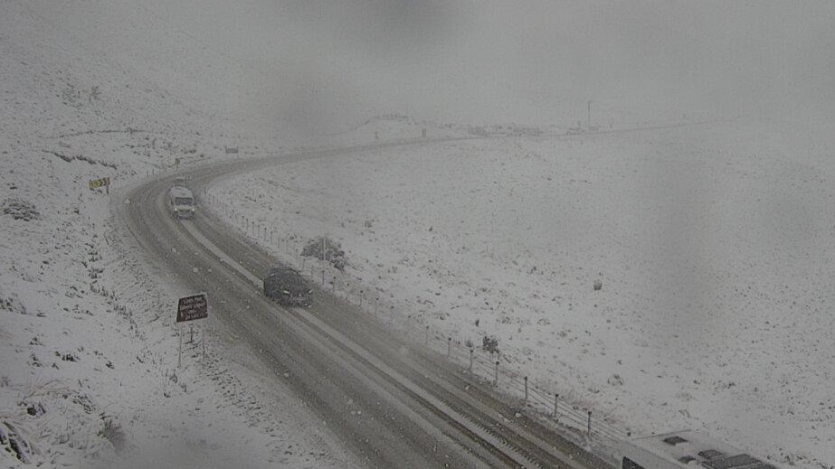 Snowfall on SH8 Lindia Pass.