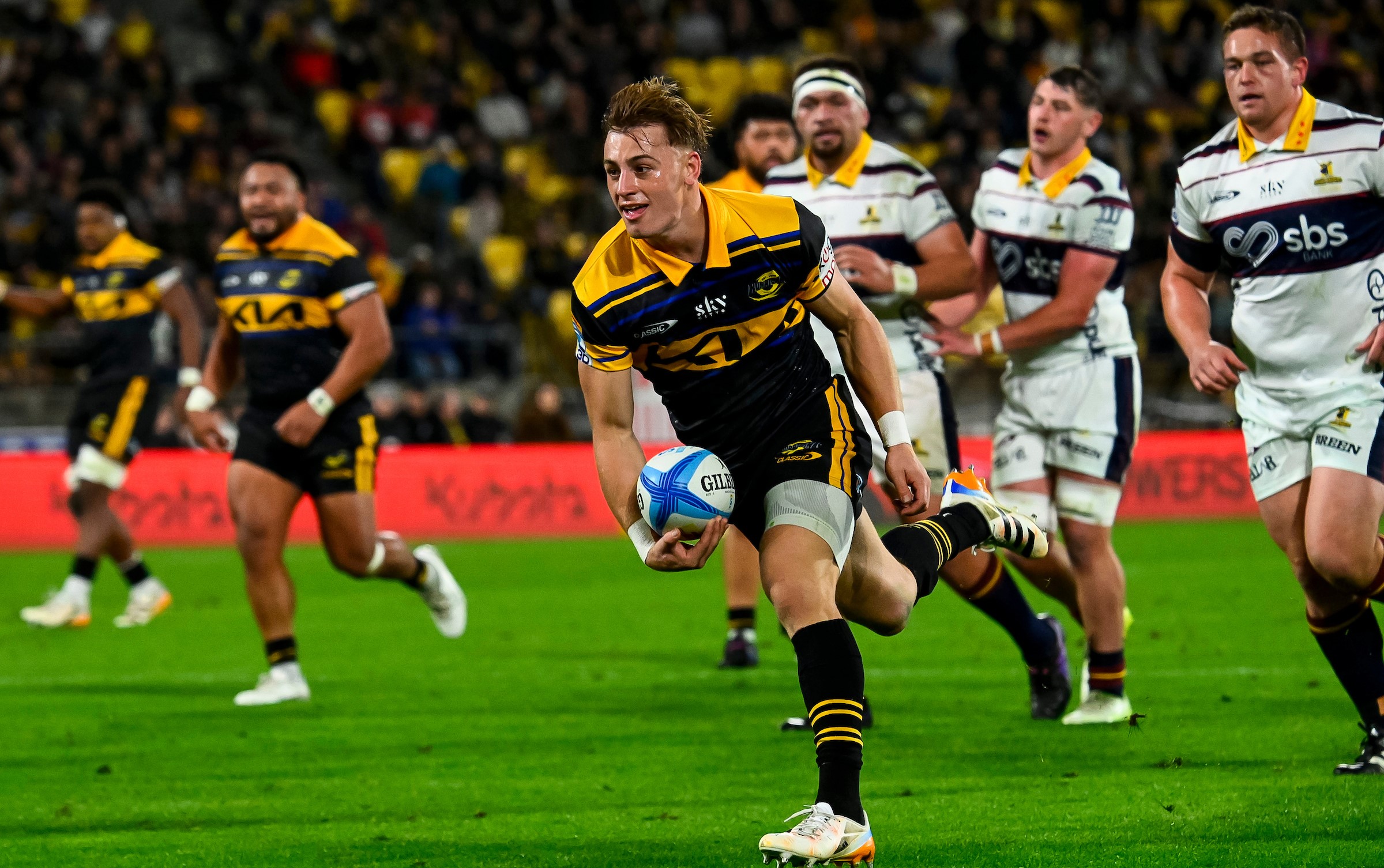 Ruben Love runs in for his try for the Hurricanes against the Highlanders.