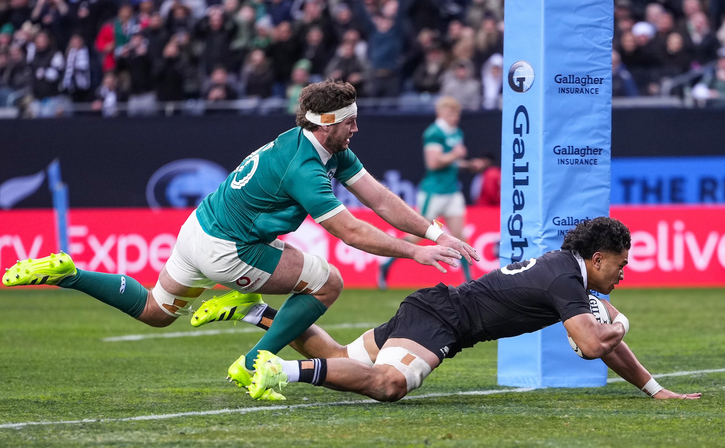 Loose forward Wallace Sititi scores against Ireland in Chicago.