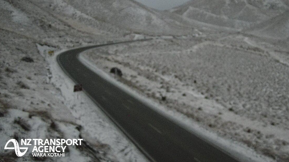 Image below looking south on State Highway 8 towards Lindis Pass Summit Lookout this morning.