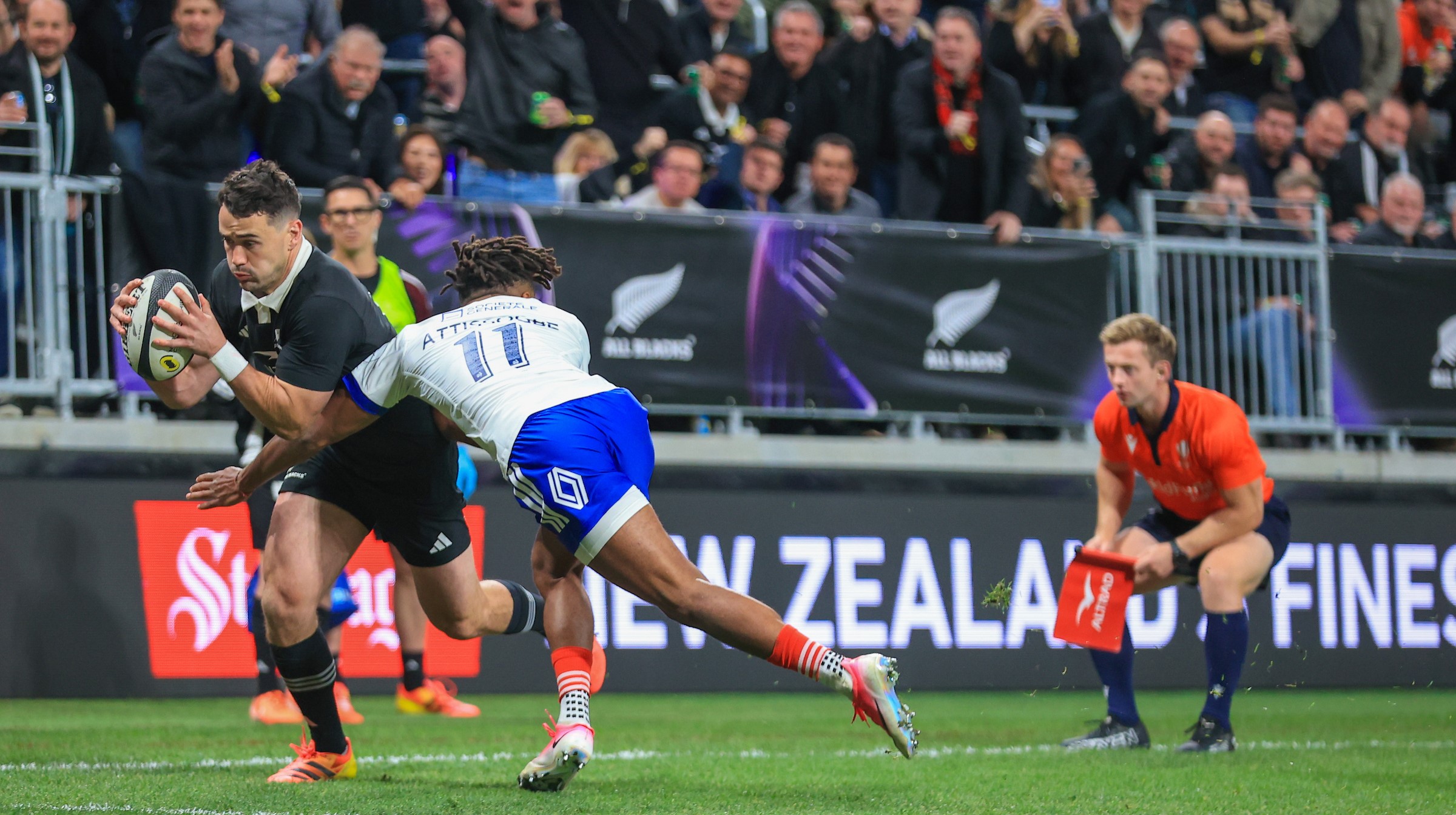 Will Jordan scores in the corner for the All Blacks against France.