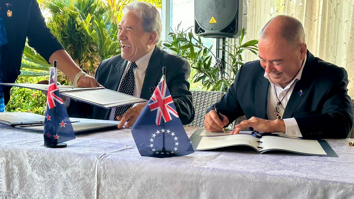 Foreign Minister Winston Peters and Cooks Islands PM Mark Brown sign the declaration between the two countries.