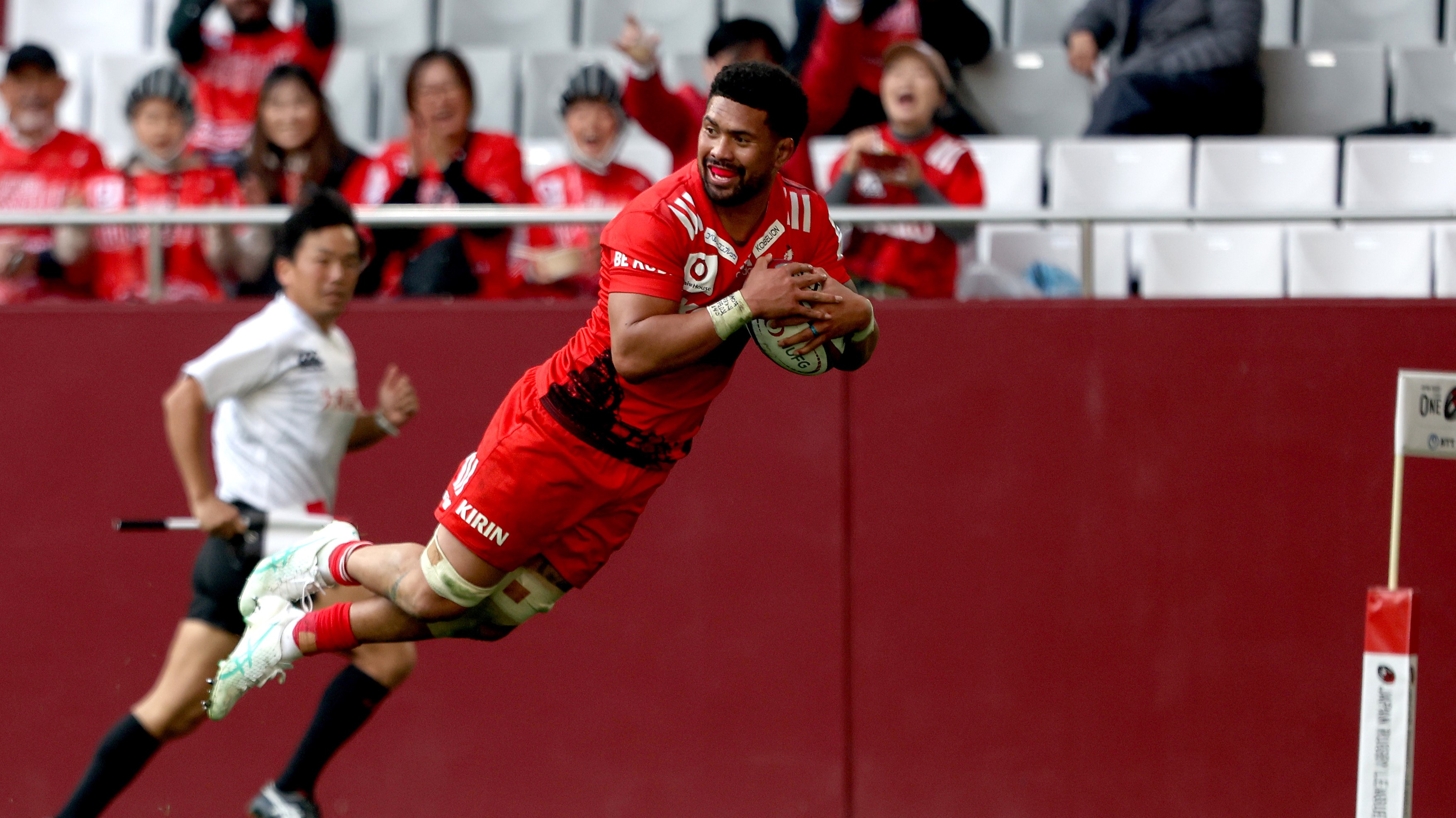 Ardie Savea playing for the Kobelco Kobe Steelers on December 09, 2023.
