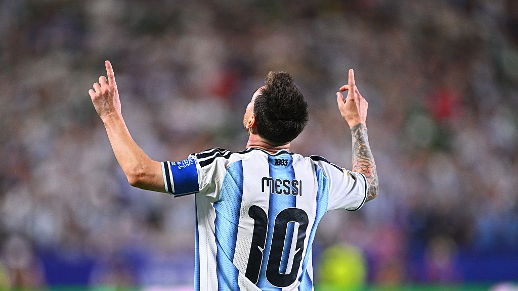Lionel Messi celebrates against Algeria 