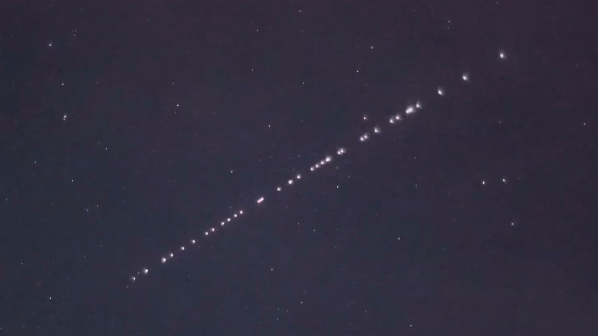 Eerie Starlink satellite string passing over New Zealand tonight