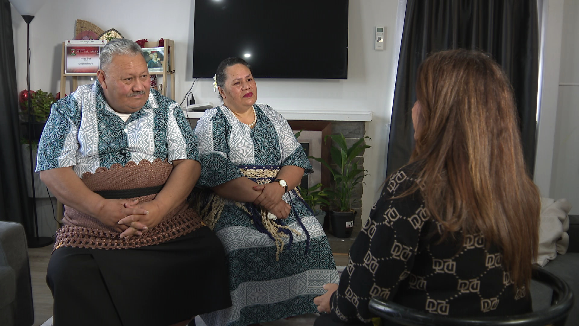 Barbara Dreaver sits with Puipui and Amelia in the family lounge, in the Mafi's Otara home.