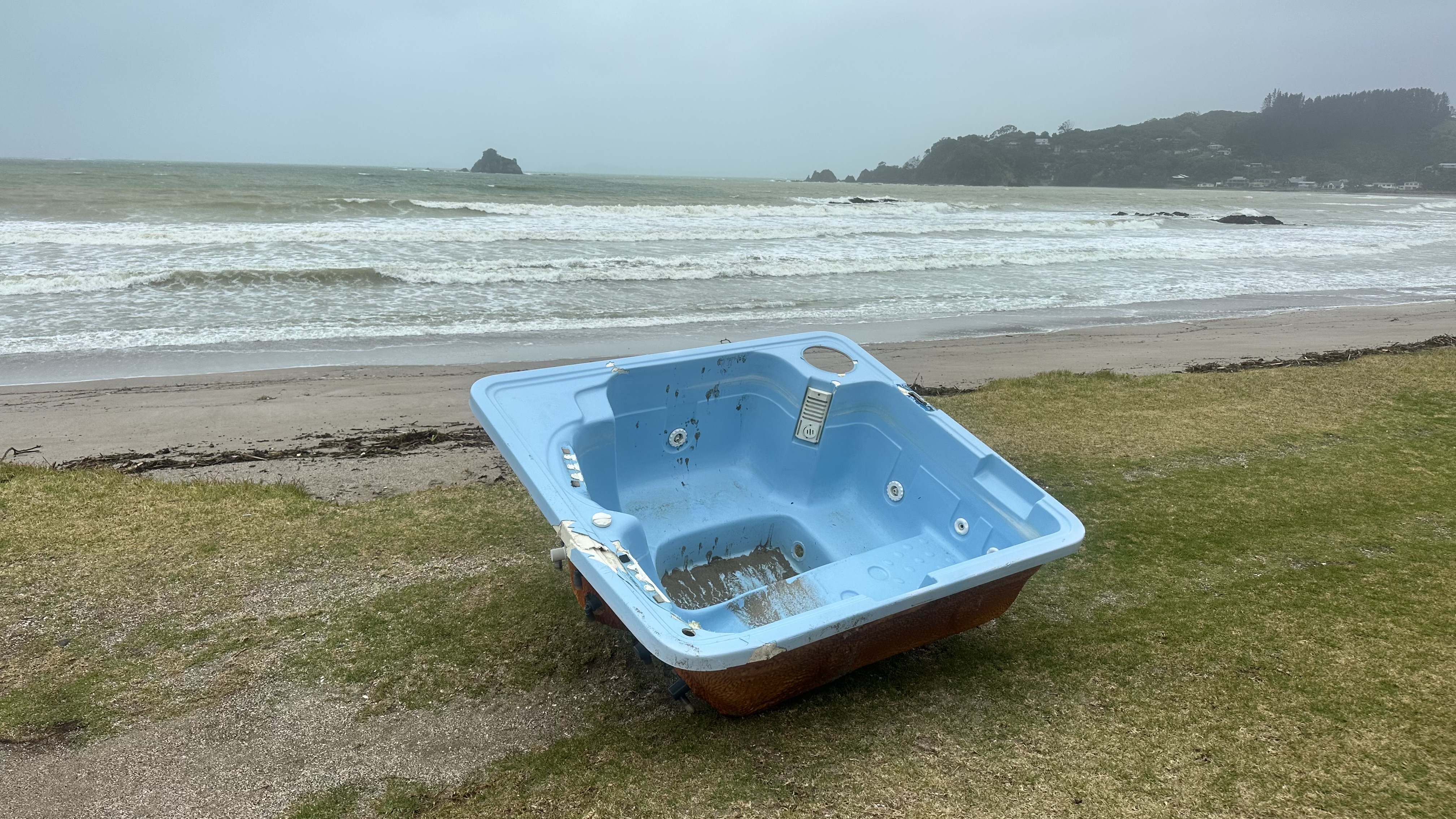 The spa bath washed up at Ōakura.