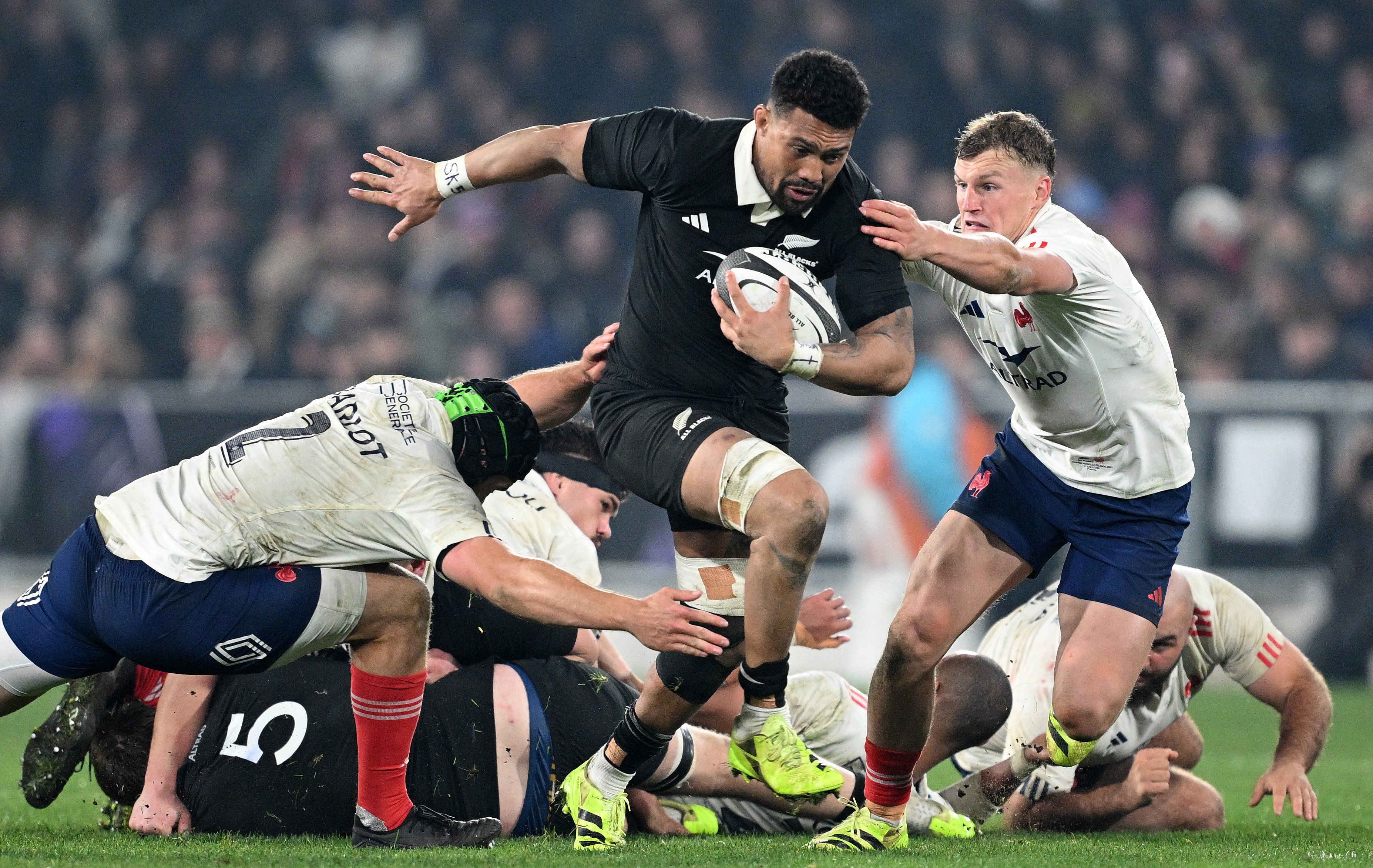 Ardie Savea breaks away for the All Blacks against France.