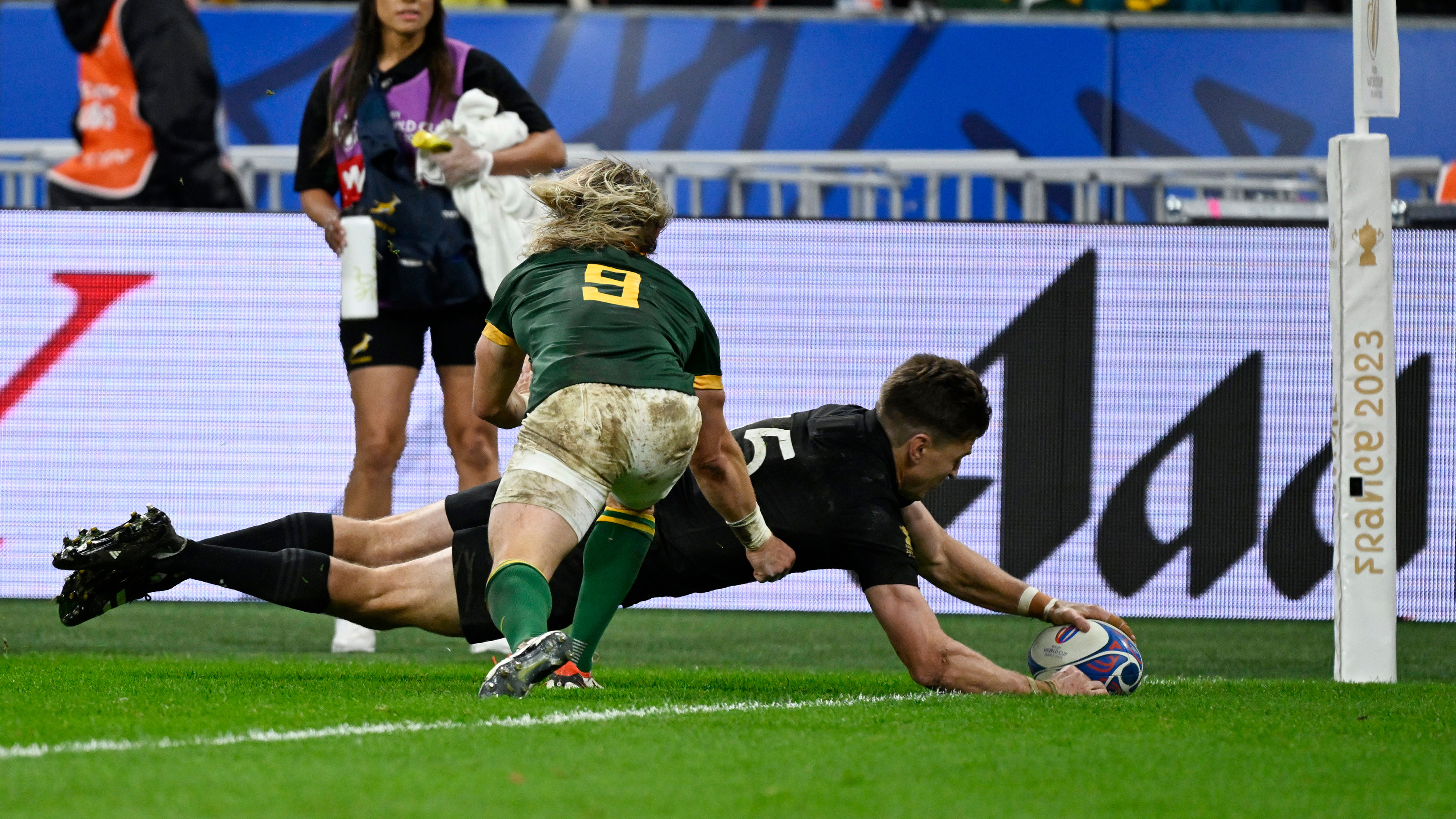 Beauden Barrett scores against the Springboks in the Rugby World Cup final.