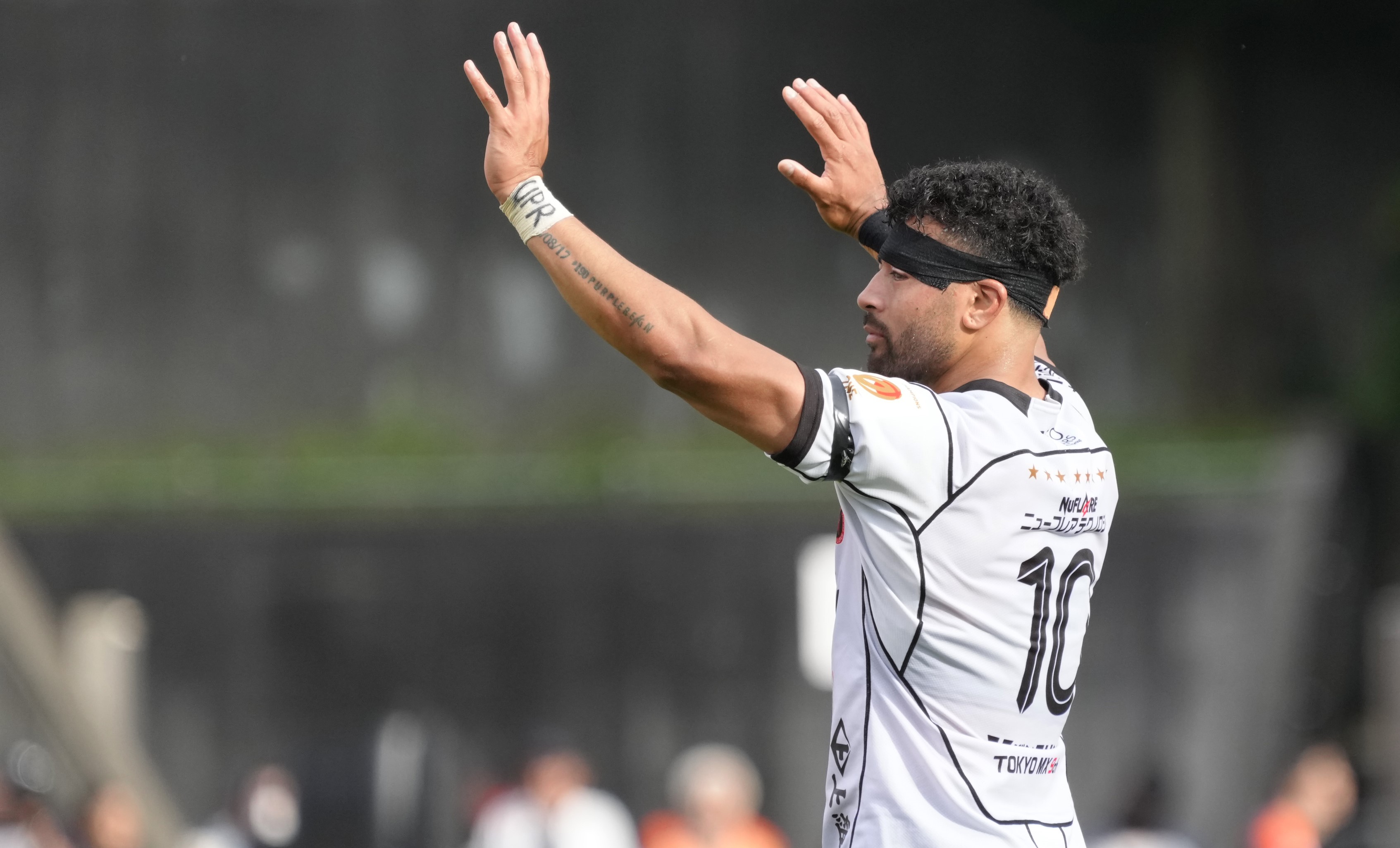 Richie Mo'unga waves to Toshiba Brave Lupus fans after his final game for the club.