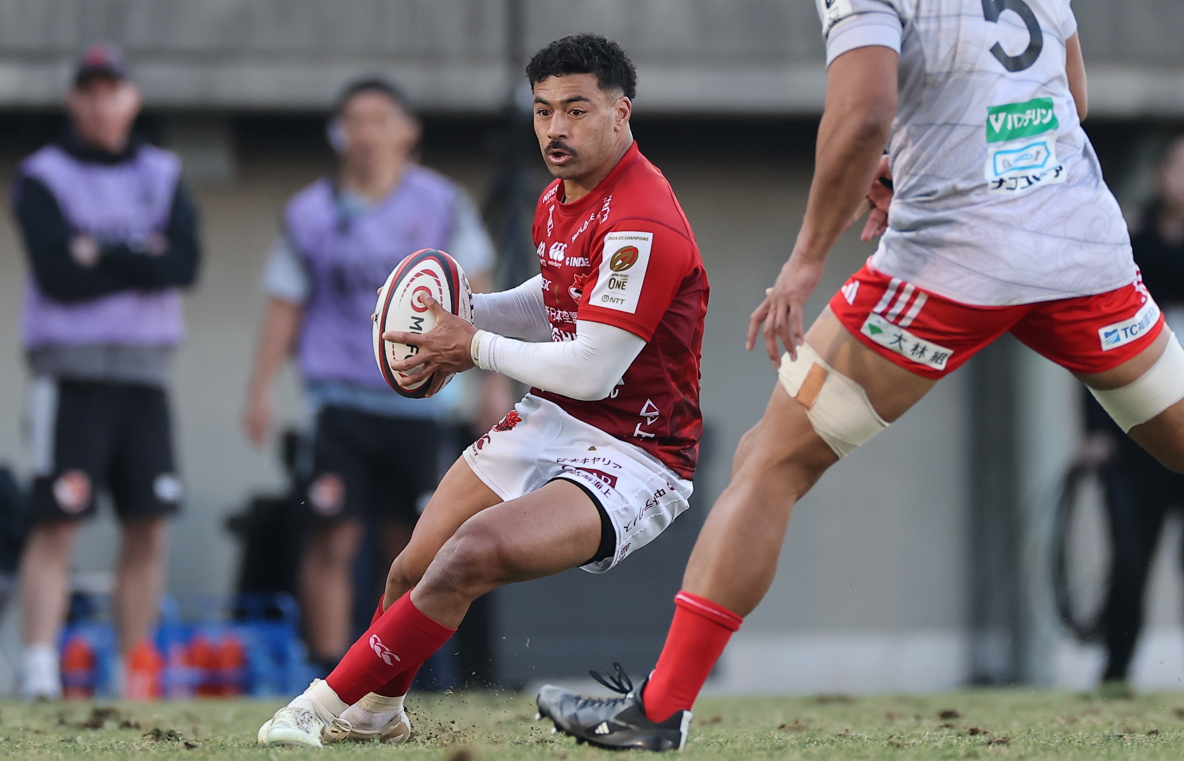 Richie Mo'unga in action for the Toshiba Brave Lupus this year.