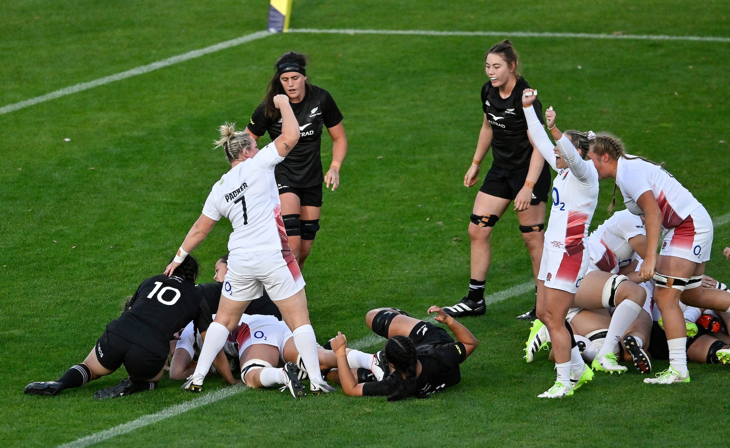 Kapitan reprezentacji Anglii Marley Packer świętuje zwycięstwo Alexa Matthewsa przeciwko Black Ferns. 