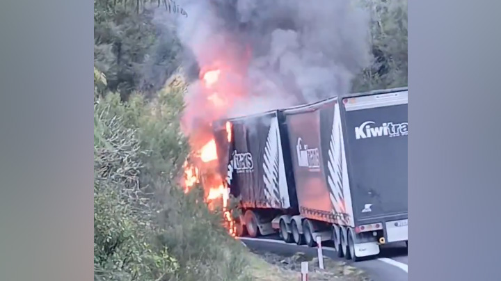 Thick smoke billows from a truck fire on the Coromandel Peninsula. (Source: Supplied / Shaun Makara)