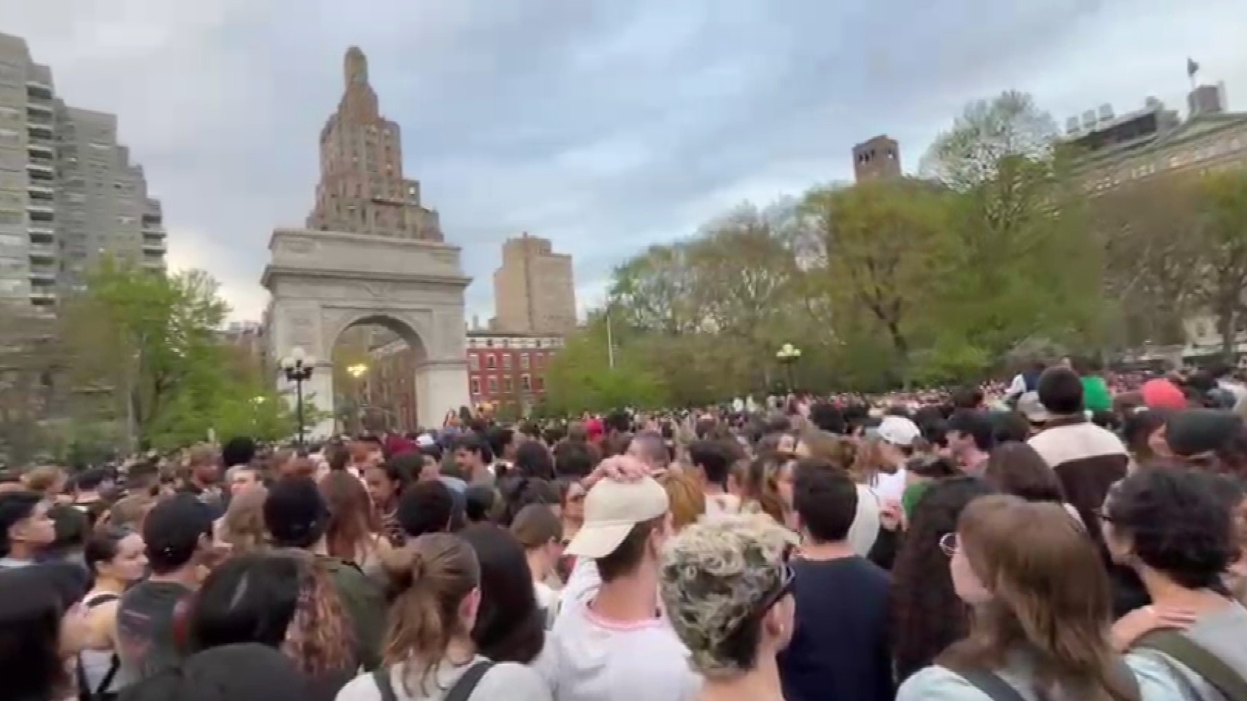 Fans packed out Washington Square Park in New York City to get a glimpse of the Kiwi singer.