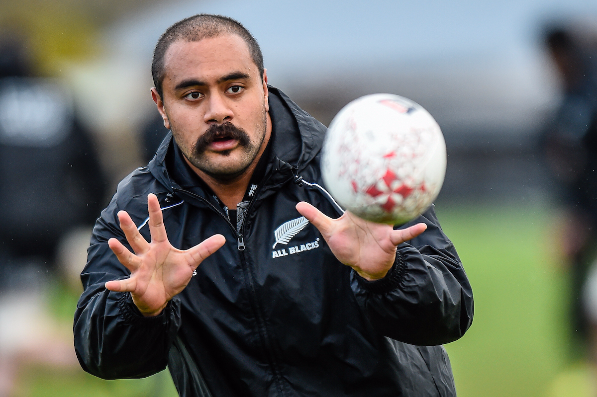 Chiefs prop Karl Tu'inukuafe signs three-year deal with the Blues