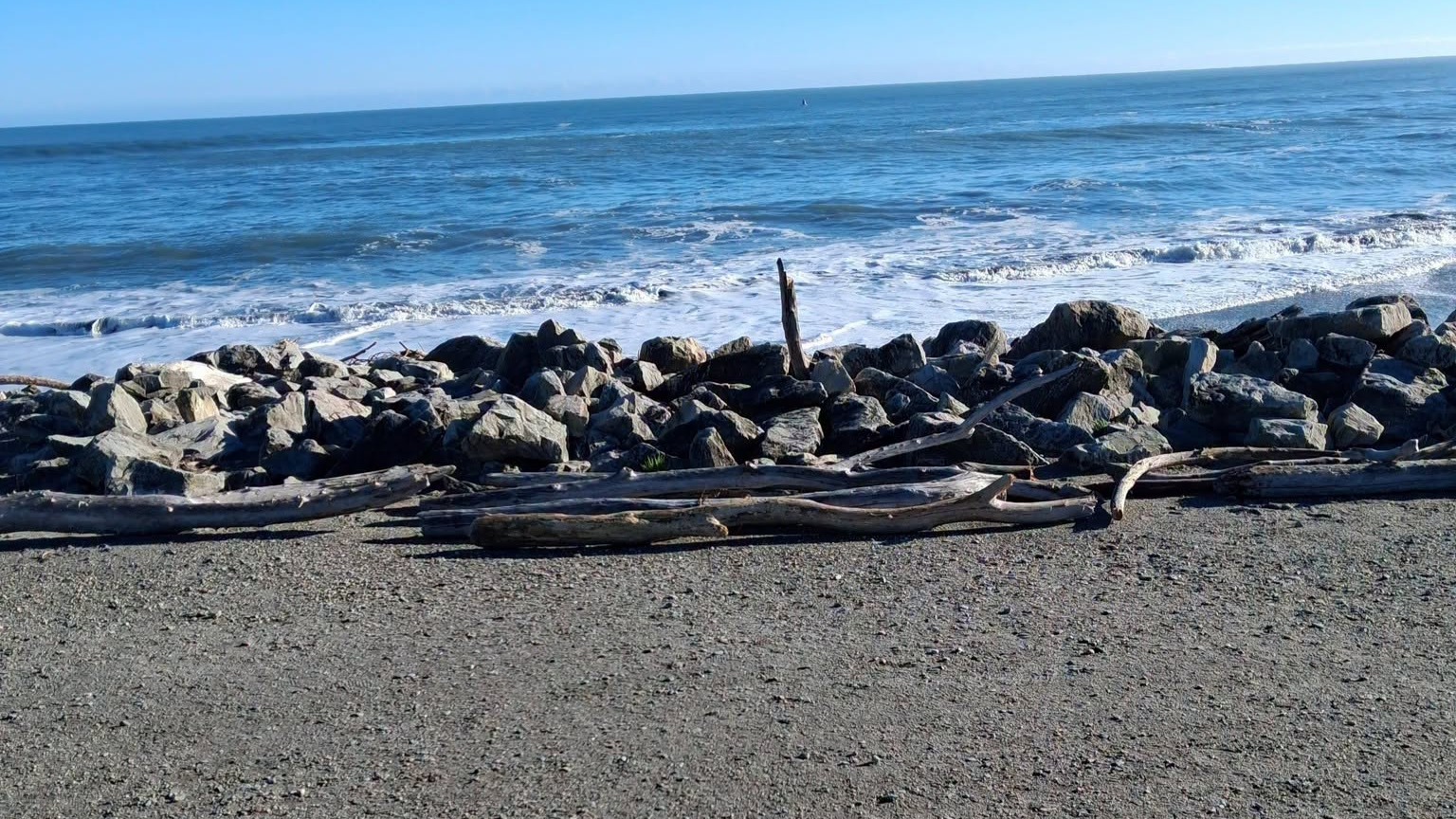 Damage to the Hokitika driftwood sign. 