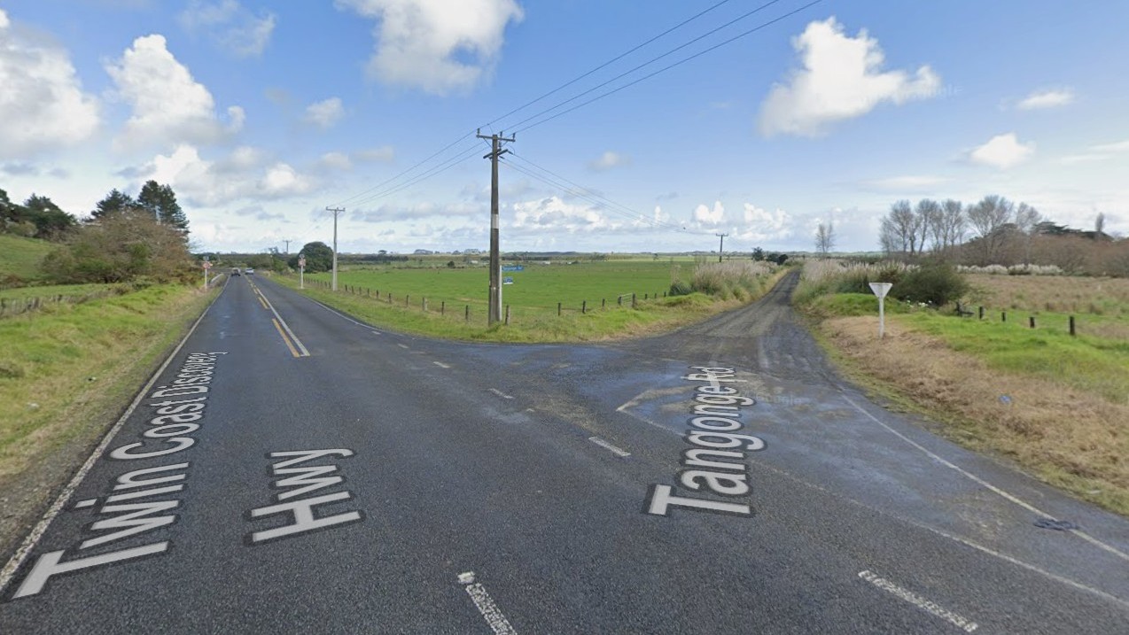 A serious crash has closed a section of Kaitaia-Awaroa Rd at the intersection with Tangonge Rd.