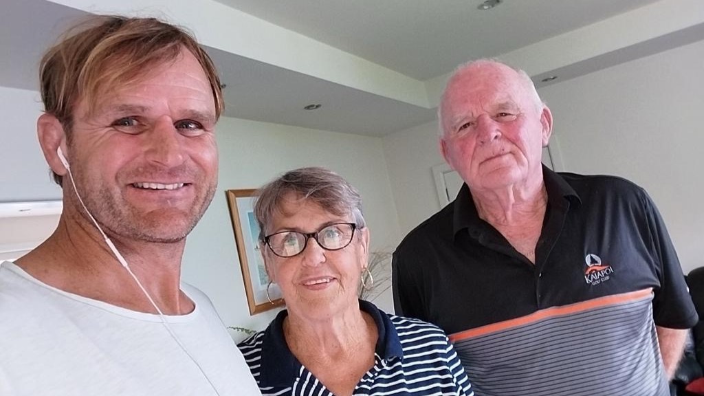 Scott Robertson and his parents 'Mo' and 'Jo'>
