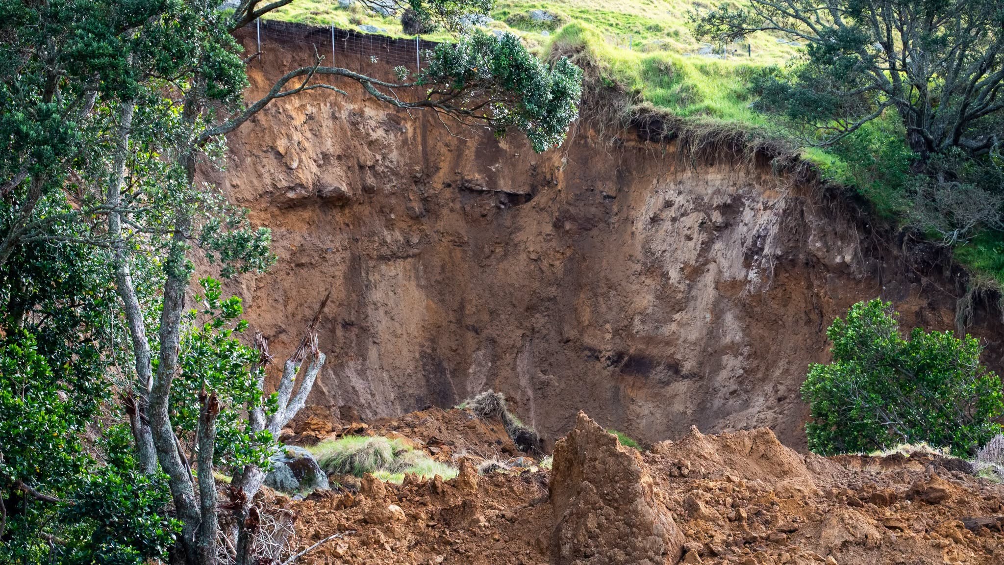 Fresh land movement at the base of Mauao in Mount Maunganui has forced road closures.