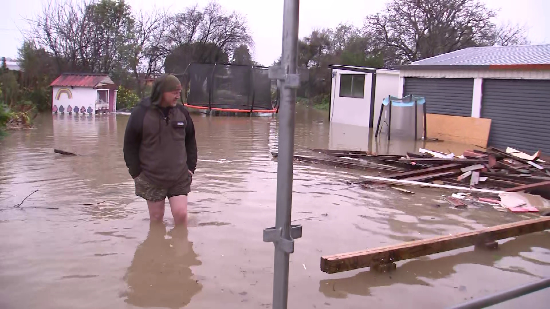Matt Stenton showed 1News his flooded back yard in Oamaru.